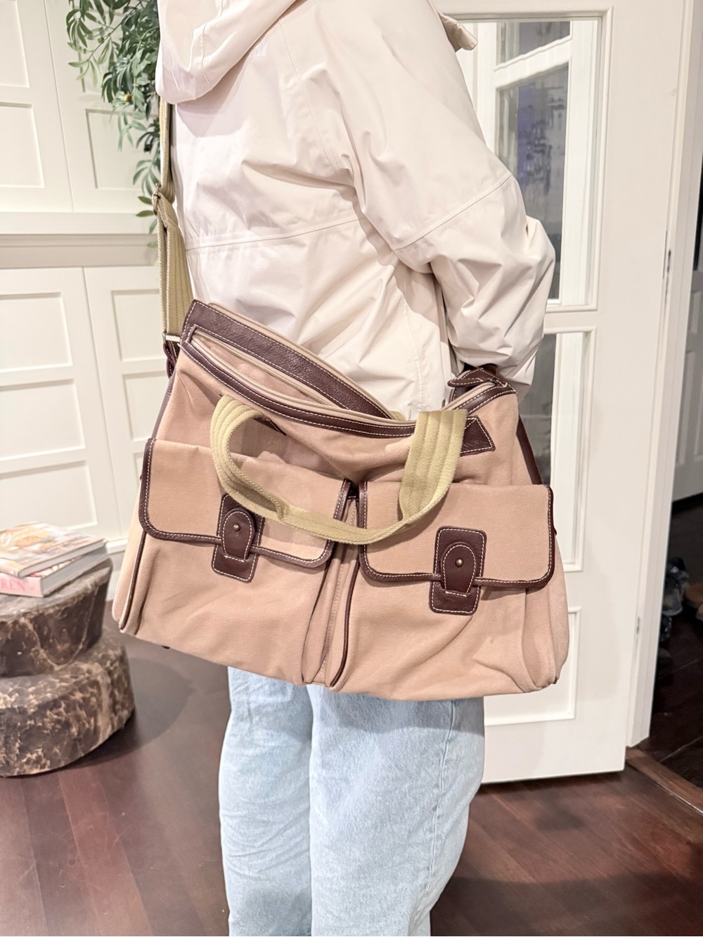 Tommy Bahama Brown Tan Crossbody Messenger Compartments Travel Bag